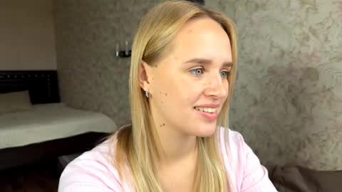 Snapshot of hermiladziekan chatting on September 25, 8:24 am Sylvia online show from September 25, 8:24 am