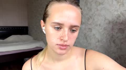 Snapshot of hermiladziekan chatting on October 15, 8:39 am Sylvia online show from October 15, 8:39 am