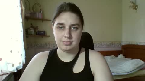 hess_luna_ online show from March 25, 9:56 am