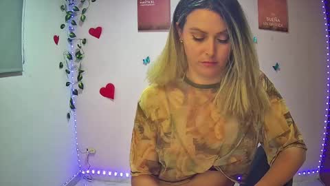 Snapshot of hestesiaxx chatting on February 15, 2:04 am Hestesiaxx online show from February 15, 2:04 am