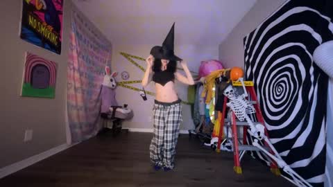 salem online show from October 24, 4:30 am