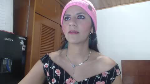 hilaril18 online show from January 23, 12:04 am