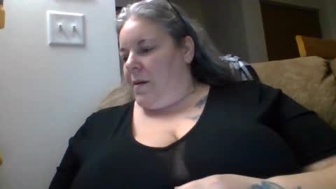 hippysnewhere online show from June 3, 8:48 am
