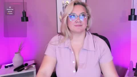 Snapshot of hollie_joliie chatting on October 3, 12:43 pm Hollie online show from October 3, 12:43 pm