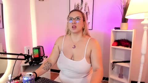 Hollie online show from April 23, 12:29 pm