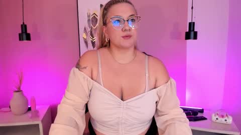 Snapshot of hollie_joliie chatting on September 23, 12:03 pm Hollie online show from September 23, 12:03 pm