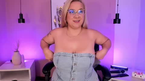Snapshot of hollie_joliie chatting on September 22, 12:03 pm Hollie online show from September 22, 12:03 pm