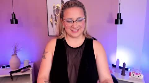 Snapshot of hollie_joliie chatting on October 7, 12:09 pm Hollie online show from October 7, 12:09 pm