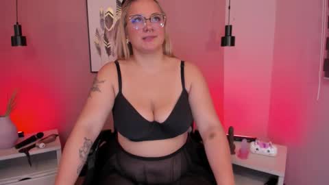 Snapshot of hollie_joliie chatting on October 1, 12:32 pm Hollie online show from October 1, 12:32 pm