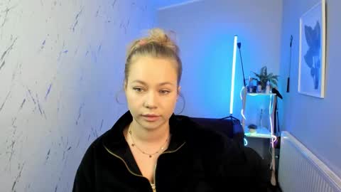 Snapshot of holly_bb95 chatting on October 1, 5:29 pm Holly online show from October 1, 5:29 pm