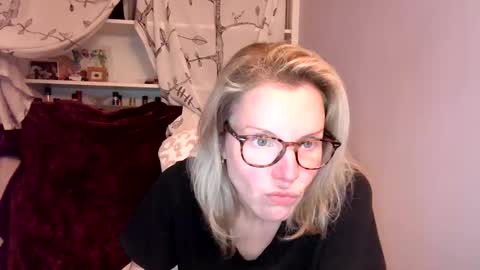 holly_bourbon online show from June 10, 2:22 am