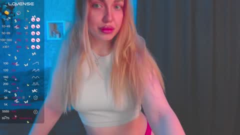 Snapshot of holly_molly8 chatting on January 23, 7:07 pm holly_molly8 online show from January 23, 7:07 pm
