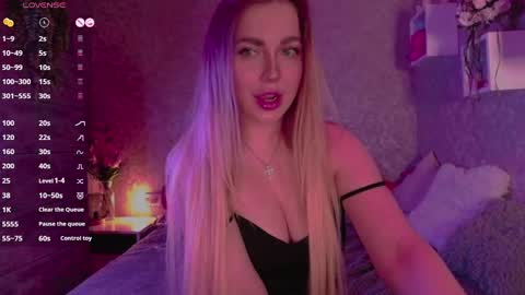 Snapshot of holly_molly8 chatting on March 7, 6:00 pm holly_molly8 online show from March 7, 6:00 pm