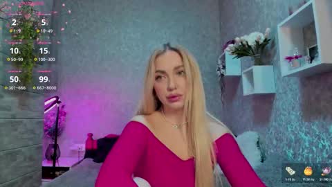 Snapshot of holly_molly8 chatting on October 20, 7:06 pm holly_molly8 online show from October 20, 7:06 pm