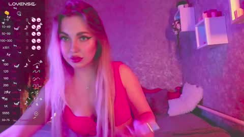 Snapshot of holly_molly8 chatting on January 5, 5:20 am holly_molly8 online show from January 5, 5:20 am