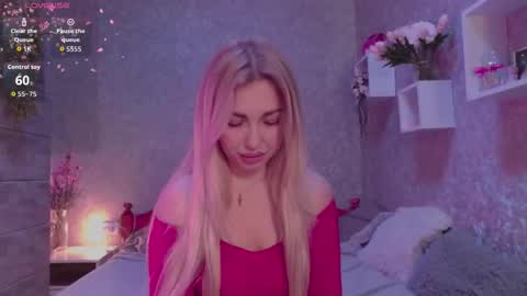 Snapshot of holly_molly8 chatting on October 7, 6:07 am holly_molly8 online show from October 7, 6:07 am