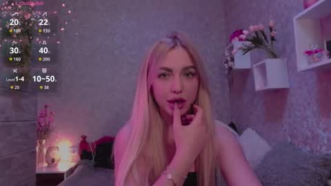 Snapshot of holly_molly8 chatting on September 17, 7:12 pm holly_molly8 online show from September 17, 7:12 pm