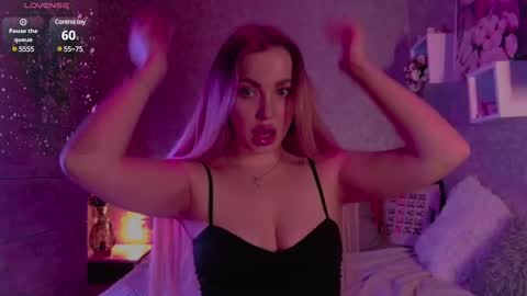 Snapshot of holly_molly8 chatting on February 23, 6:50 pm holly_molly8 online show from February 23, 6:50 pm