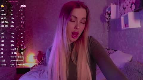 Snapshot of holly_molly8 chatting on March 3, 11:23 pm holly_molly8 online show from March 3, 11:23 pm