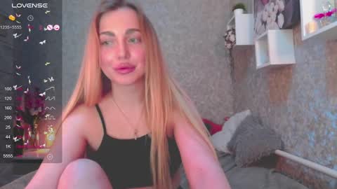 Snapshot of holly_molly8 chatting on December 11, 10:49 pm holly_molly8 online show from December 11, 10:49 pm