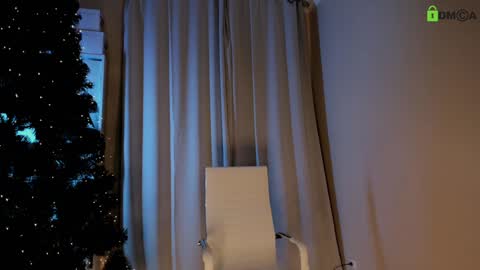 hollyextra online show from December 19, 8:55 pm