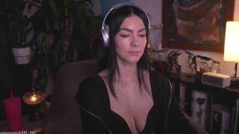 Holly Linder online show from March 22, 2:50 am