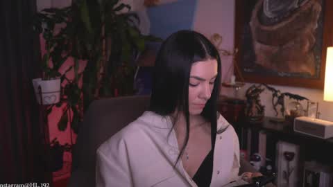 Holly Linder online show from April 5, 2:32 am