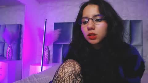 hollypeach_ online show from March 23, 7:42 pm