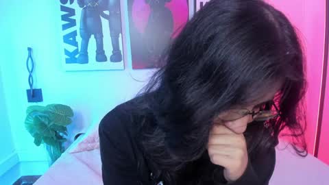 hollypeach_ online show from June 7, 3:19 pm