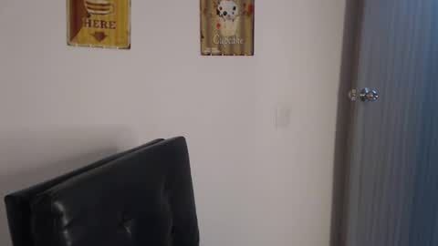 hollyshit_ online show from February 27, 12:54 am