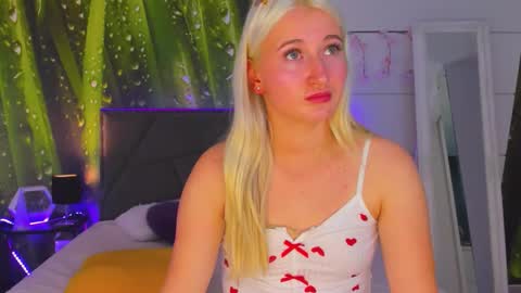Snapshot of hollytaillor chatting on October 15, 8:17 am HollyTaillor online show from October 15, 8:17 am