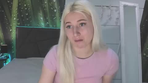 HollyTaillor online show from April 16, 5:30 am