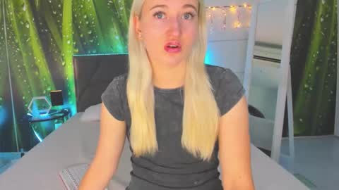 Snapshot of hollytaillor chatting on September 17, 5:27 am HollyTaillor online show from September 17, 5:27 am