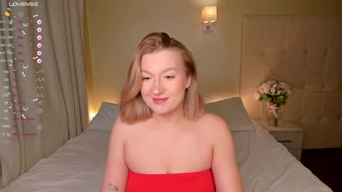 Snapshot of hollyylee chatting on January 14, 1:04 am Emma online show from January 14, 1:04 am