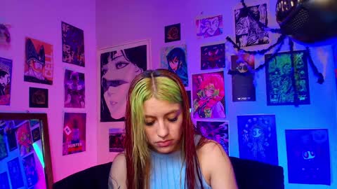 Snapshot of holyeva chatting on December 5, 9:39 pm   online show from December 5, 9:39 pm