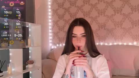 Mia online show from November 17, 3:51 am