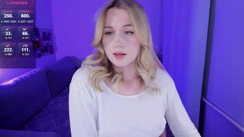 Snapshot of honey_blondee chatting on October 6, 9:19 pm Tammy online show from October 6, 9:19 pm