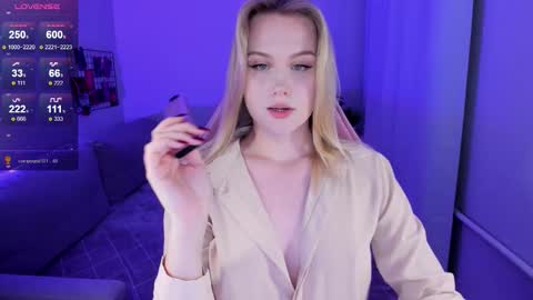 Snapshot of honey_blondee chatting on September 25, 11:24 pm Tammy online show from September 25, 11:24 pm