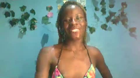 Snapshot of honey_bug2 chatting on October 17, 10:46 pm Queen online show from October 17, 10:46 pm
