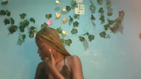 Snapshot of honey_bug2 chatting on October 1, 6:57 pm Queen online show from October 1, 6:57 pm