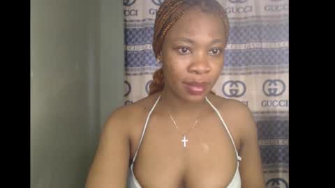 Snapshot of honey_dollxx chatting on September 15, 9:28 am Flora online show from September 15, 9:28 am