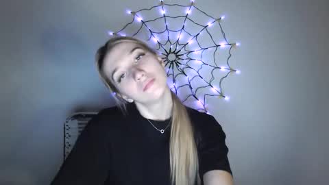 honeyveil online show from November 3, 3:05 pm