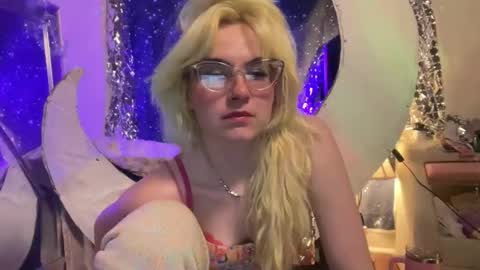 Emi Rose online show from May 13, 5:35 am