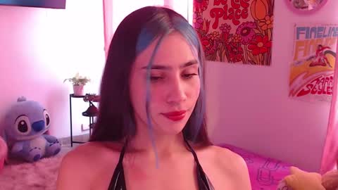 Snapshot of honeyypeaach chatting on December 12, 7:04 pm    online show from December 12, 7:04 pm