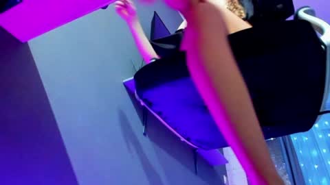 hooot_blonde777 online show from February 2, 1:45 am