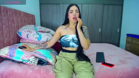 Snapshot of hoot_alicee chatting on December 15, 12:18 am ONLYFANS online show from December 15, 12:18 am
