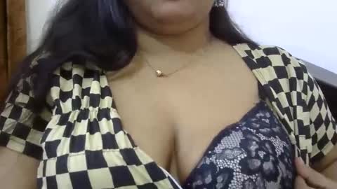 Snapshot of horneydesibabe chatting on January 2, 6:01 pm horneydesibabe online show from January 2, 6:01 pm