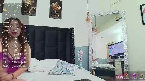 Snapshot of hornybarelylegalgirl chatting on December 3, 12:16 pm Khloe online show from December 3, 12:16 pm