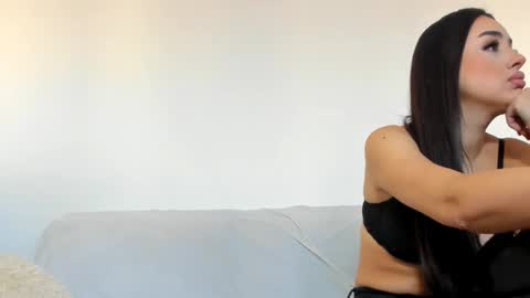 Snapshot of hornyemma_ chatting on December 18, 8:53 am Emma online show from December 18, 8:53 am