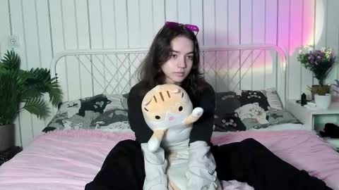 Mia online show from October 13, 9:01 am